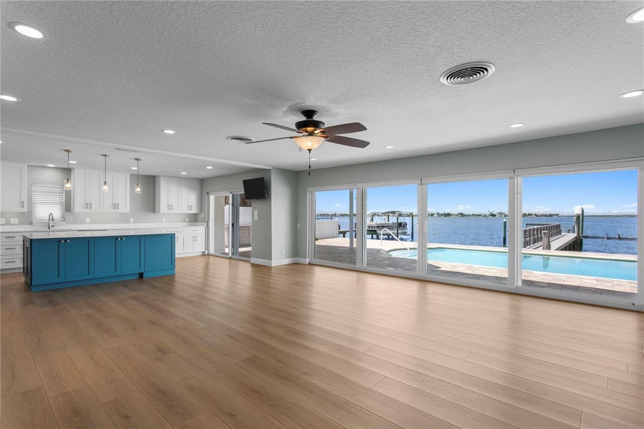 7989 Causeway Boulevard N, Saint Petersburg, FL 33707 Photo
