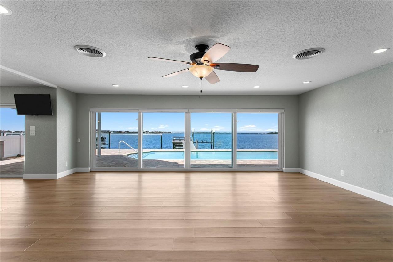 7989 Causeway Boulevard N, Saint Petersburg, FL 33707 Photo