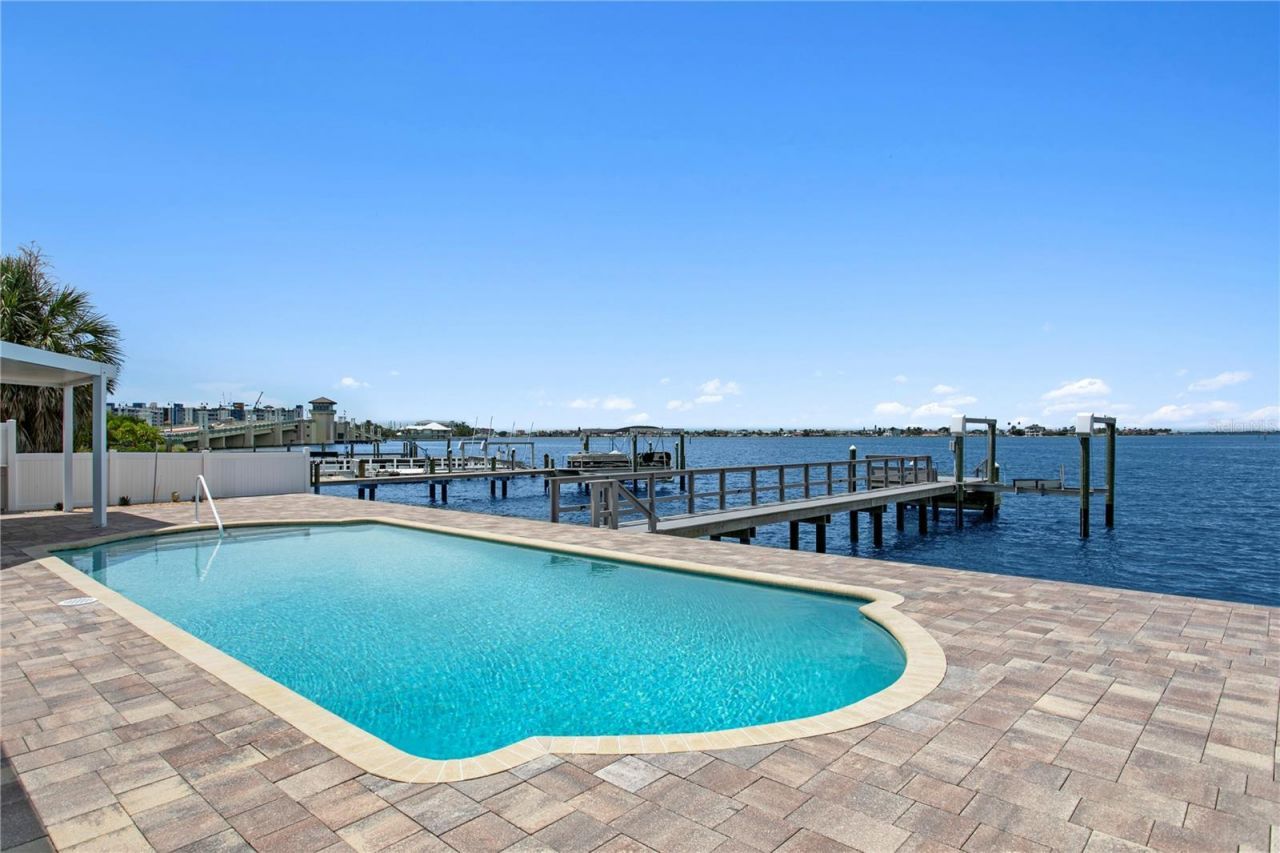 7989 Causeway Boulevard N, Saint Petersburg, FL 33707 Photo