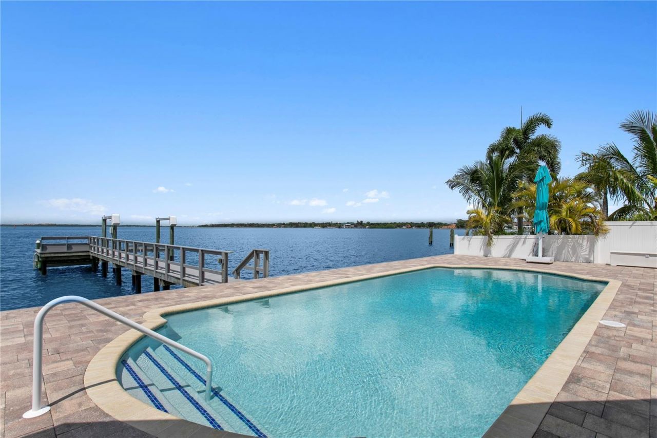 7989 Causeway Boulevard N, Saint Petersburg, FL 33707 Photo