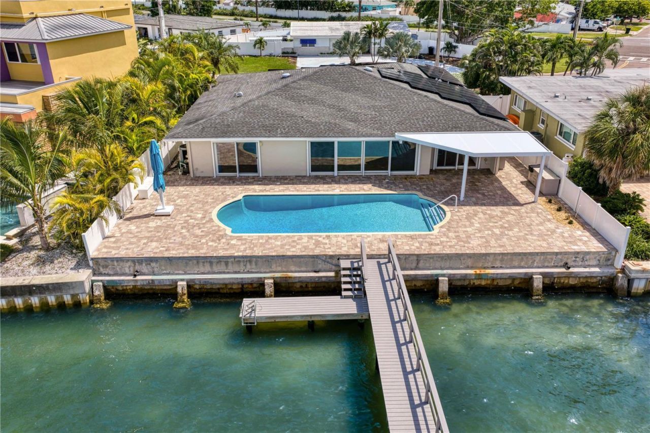 7989 Causeway Boulevard N, Saint Petersburg, FL 33707 Photo