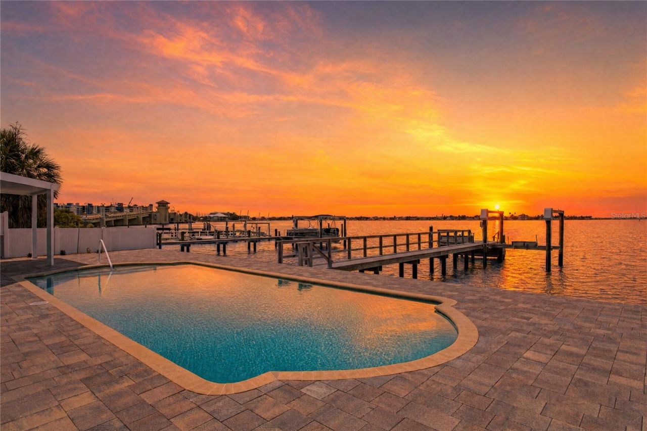 7989 Causeway Boulevard N, Saint Petersburg, FL 33707 Photo
