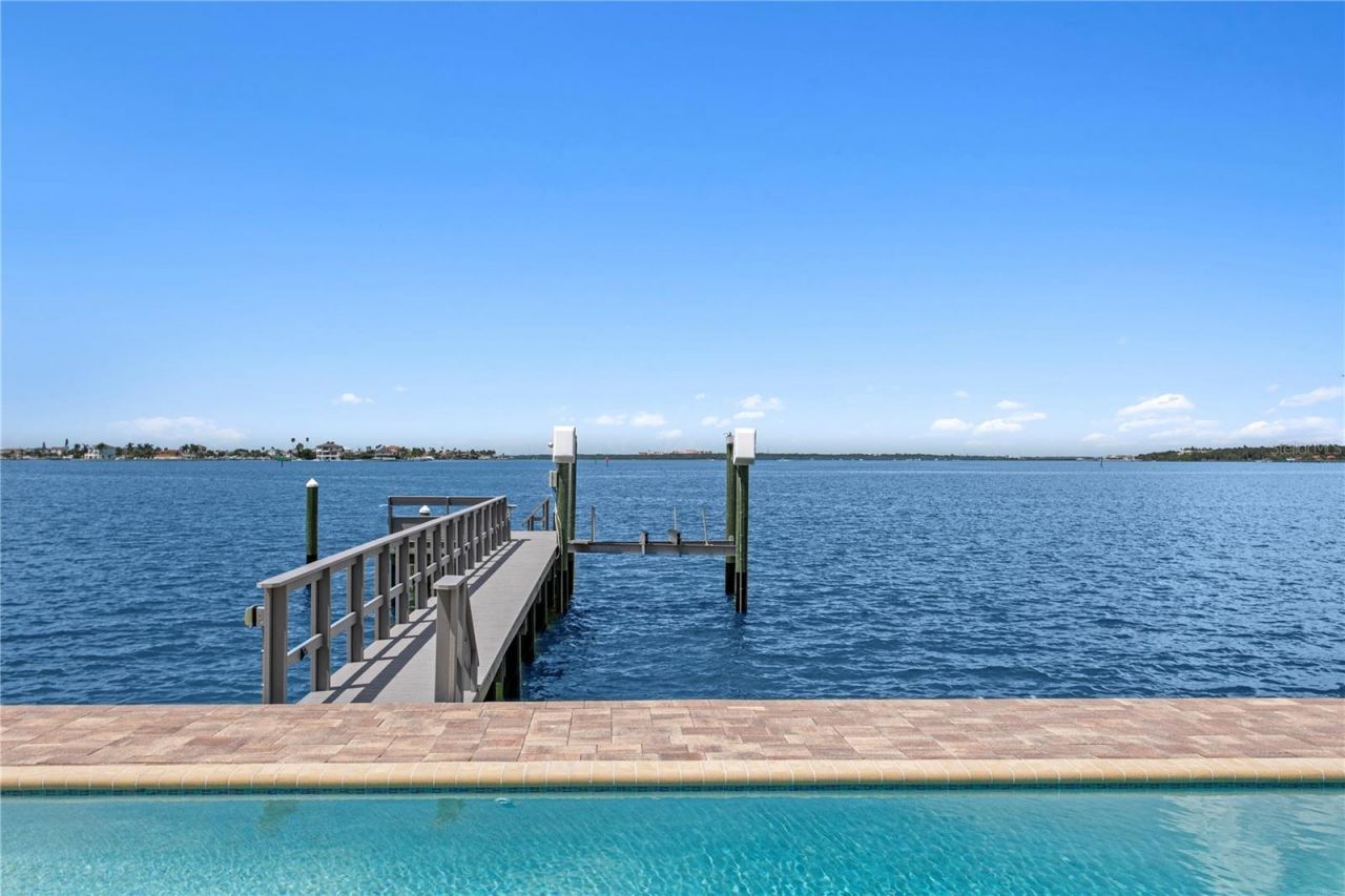 7989 Causeway Boulevard N, Saint Petersburg, FL 33707 Photo