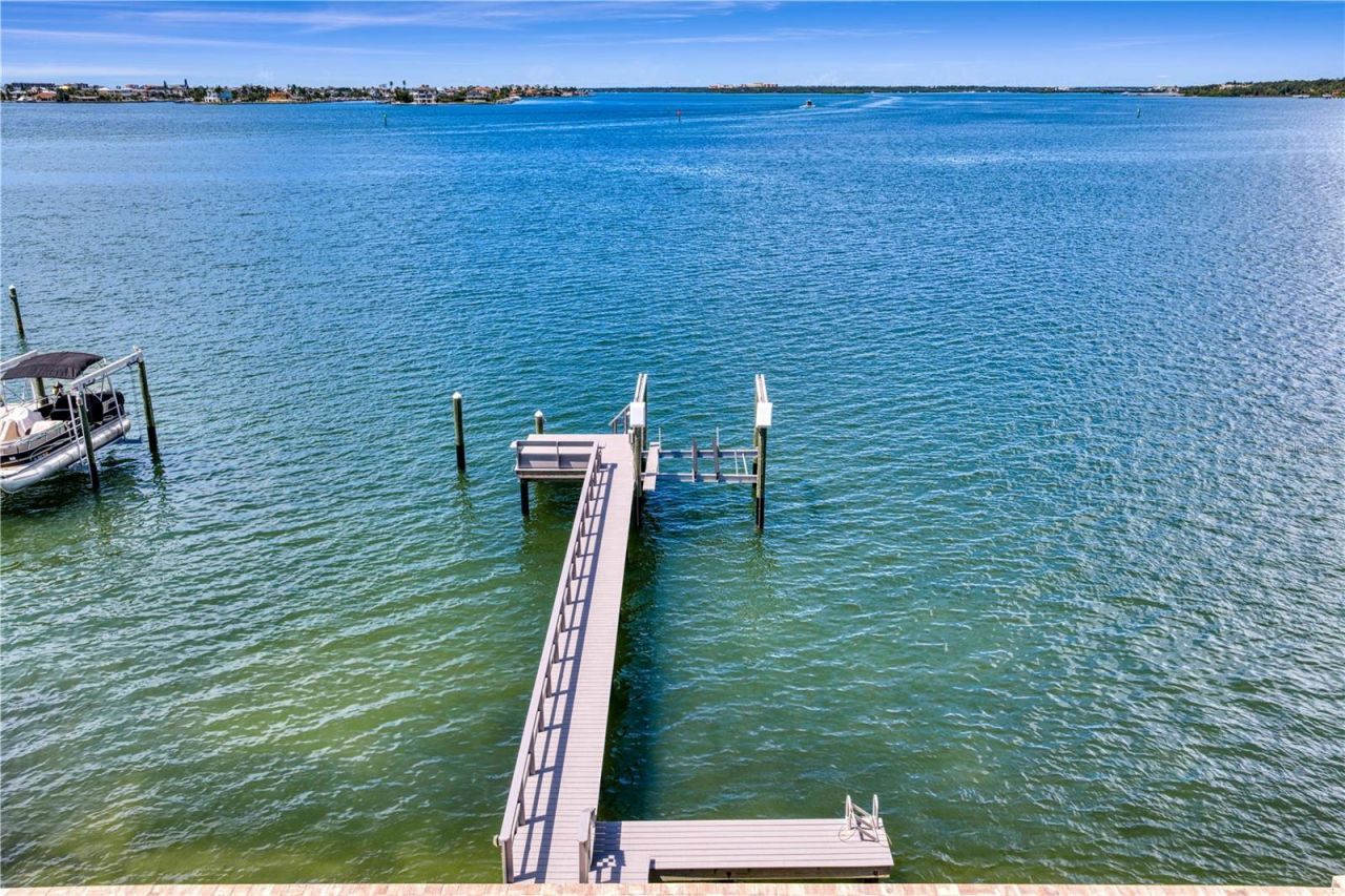 7989 Causeway Boulevard N, Saint Petersburg, FL 33707 Photo