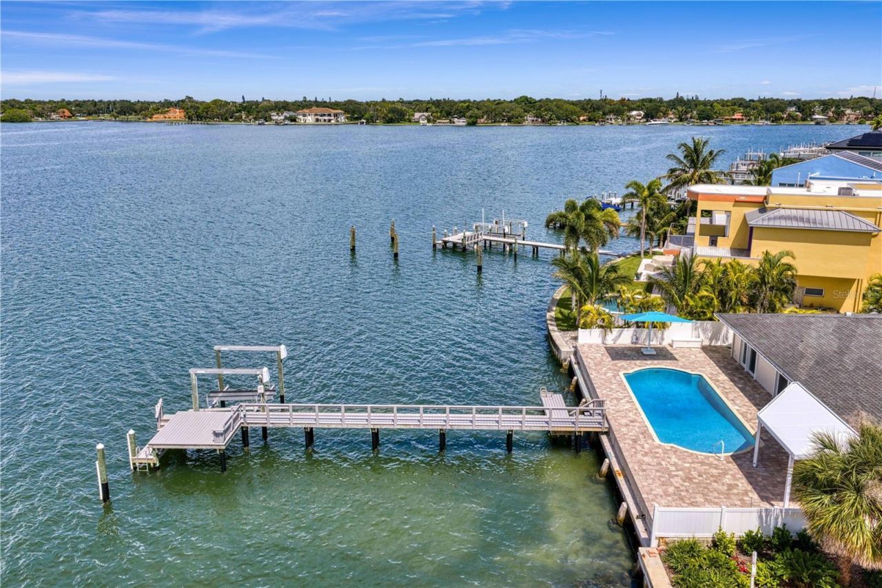7989 Causeway Boulevard N, Saint Petersburg, FL 33707 Photo