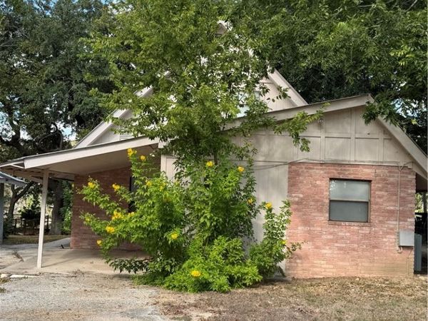882 Buerger Lane , Seguin, TX 78155