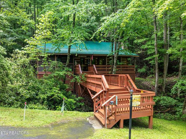 2653 Black Walnut Flats Rd, Pigeon Forge, TN 37862