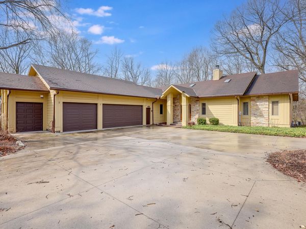 2128 Hunters Ridge Ct, Manitowoc, WI 54220