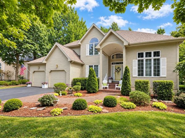 10 Lida Drive, Essex, VT 05452