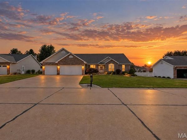 1805 Summerfield Lane , Godfrey, IL 62035