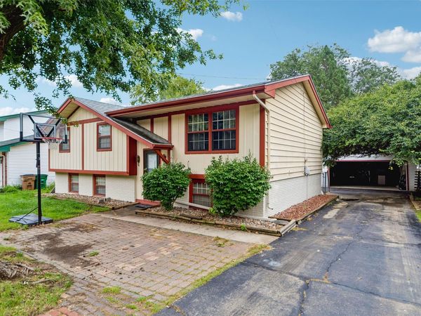 8698 Franklin Avenue, Clive, IA 50325