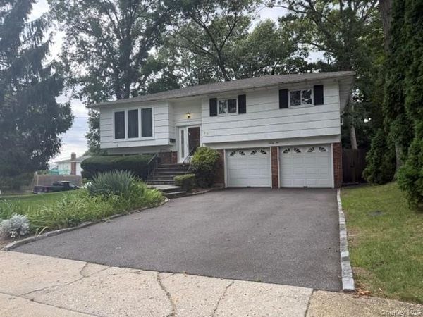 22 Cedar Street, Syosset, NY 11791