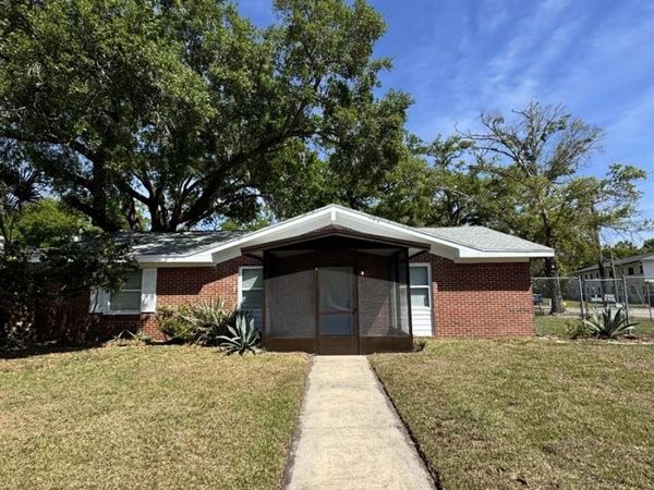 818 E AIRPORT BOULEVARD , SANFORD, FL 32773