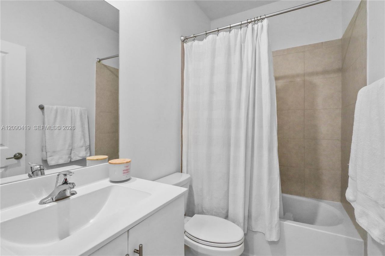 957 NE 211th St , Miami, FL 33179 Photo