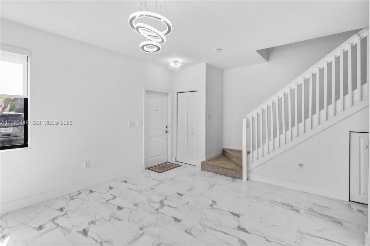 957 NE 211th St , Miami, FL 33179 Photo