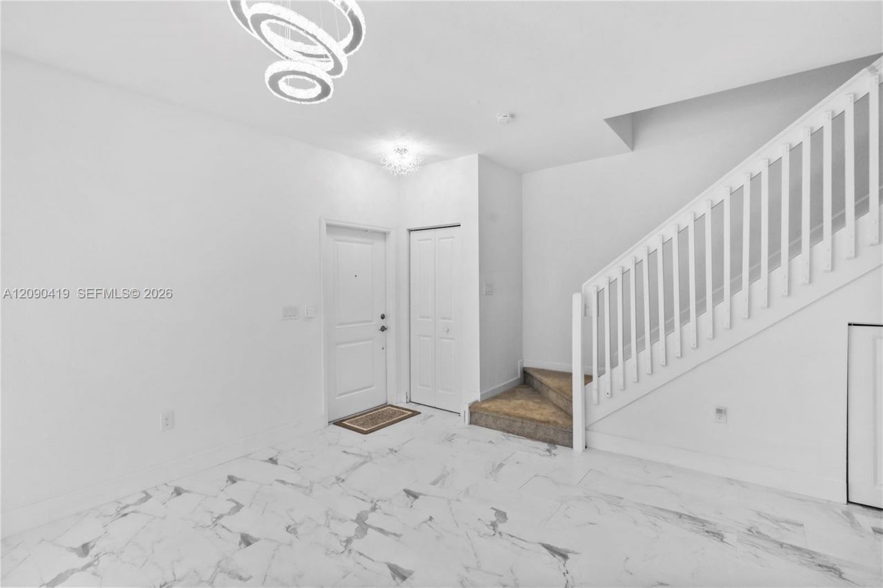 957 NE 211th St , Miami, FL 33179 Photo