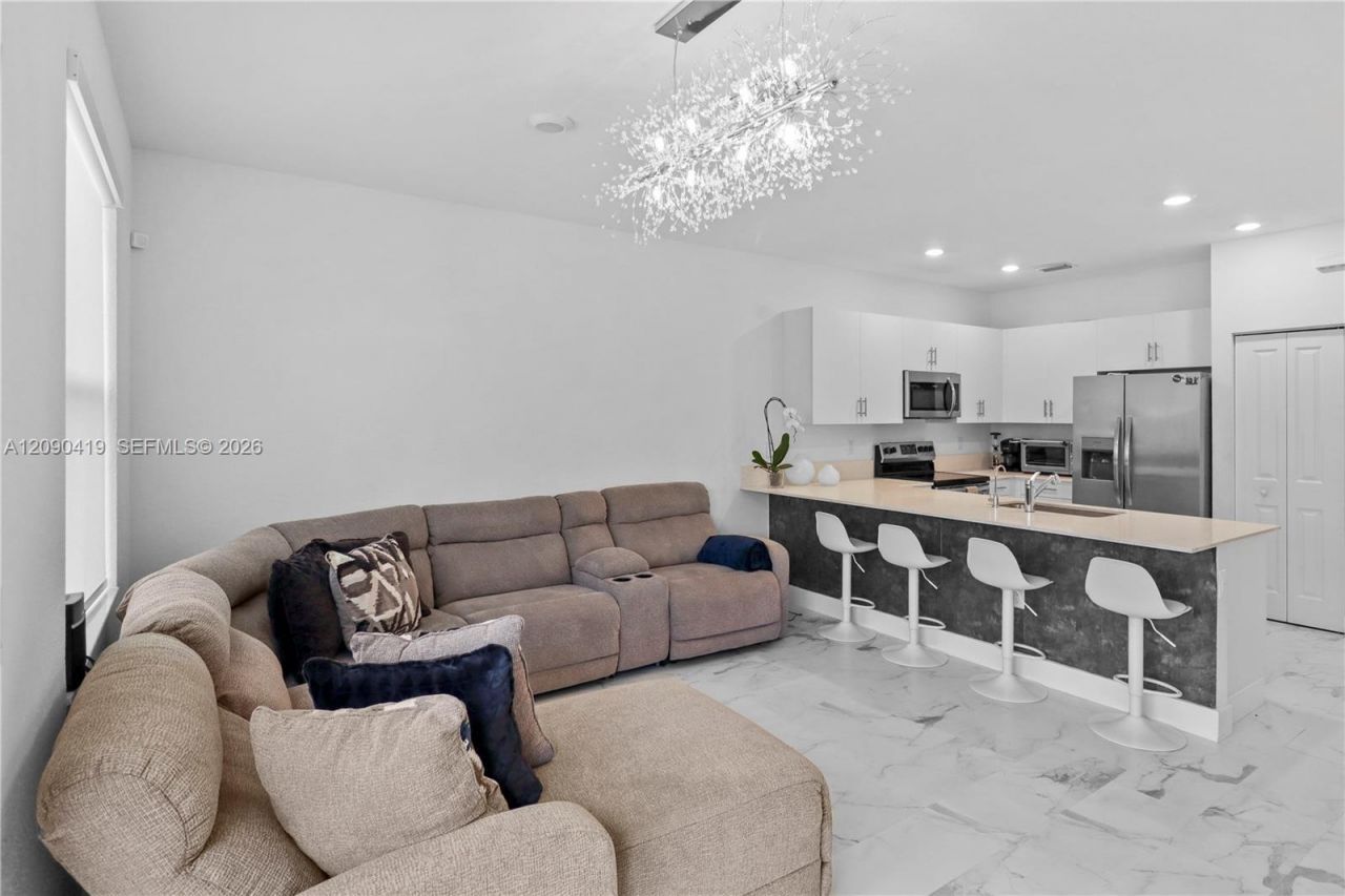 957 NE 211th St , Miami, FL 33179 Photo