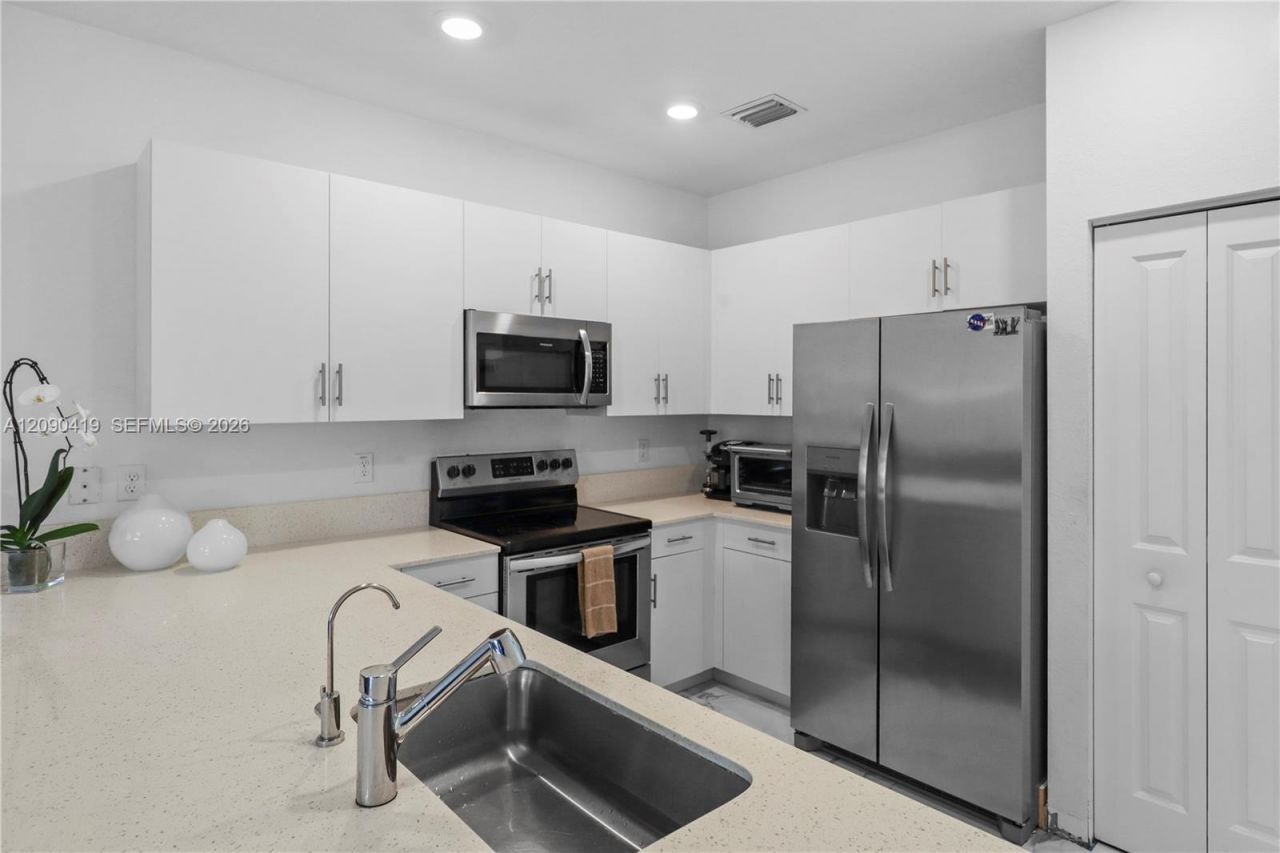 957 NE 211th St , Miami, FL 33179 Photo