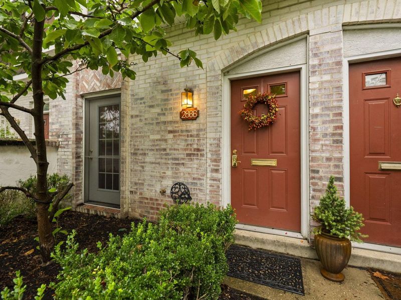 2866 Chateau Circle, Unit 97, Columbus, OH 43221 Photo 2
