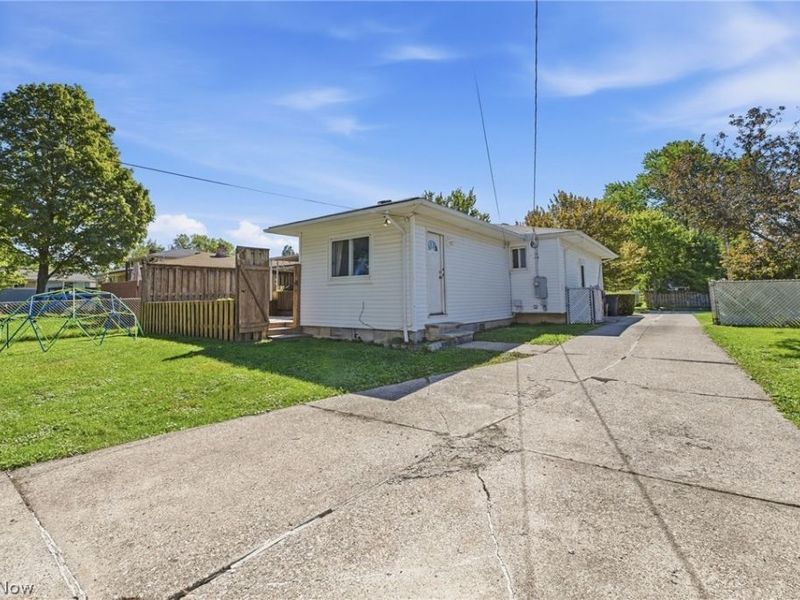 21810 Forestview Circle, Brook Park, OH 44142 Photo 32