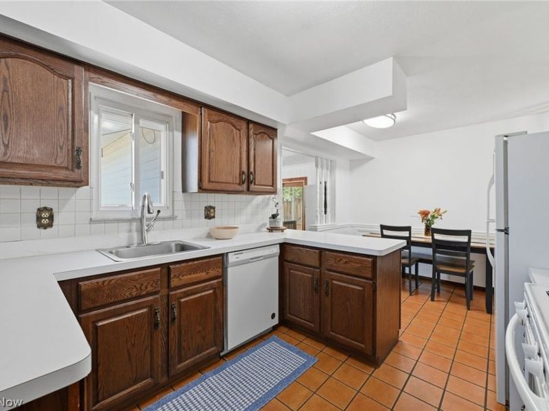 21810 Forestview Circle, Brook Park, OH 44142 Photo 4