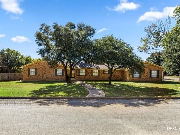 1701 E Spring Street , Henrietta, TX 76365