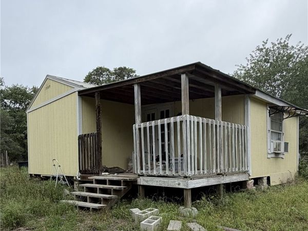 105 Clear Spring Springs , Floresville, TX 78114