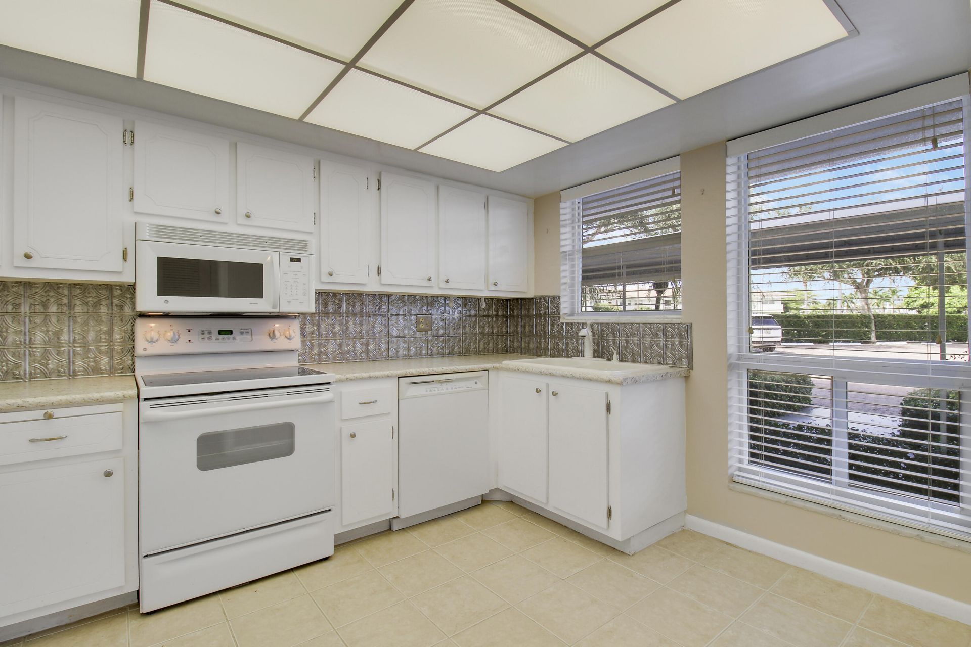 60 Yacht Club Drive, Unit 103, North Palm Beach, FL 33408 Photo