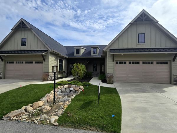 1916 W Woodglen Circle , Valparaiso, IN 46383