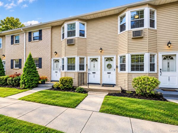 3221 Wilshire Lane, Unit 21E, Oakdale, NY 11769