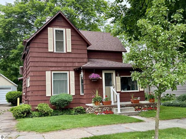 1009 1st Avenue, Cadillac, MI 49601