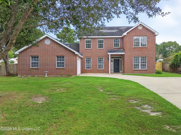 18 Lakeview Drive, Ocean Springs, MS 39564