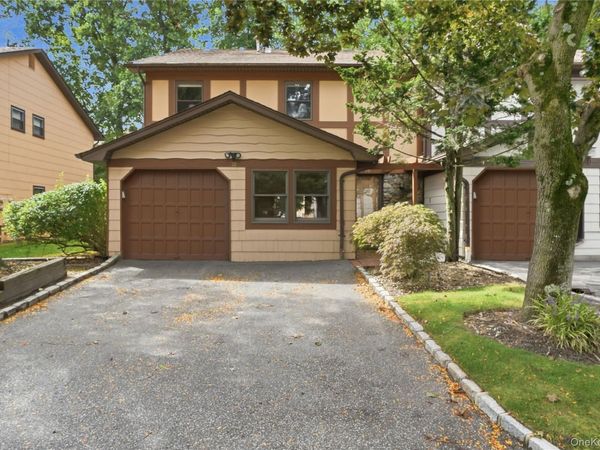 28 Hampton Court , Woodbury, NY 11797