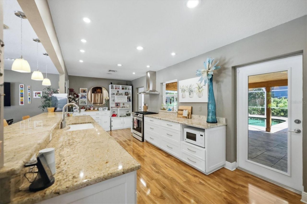 942 Virginia Drive, Sarasota, FL 34234 Photo
