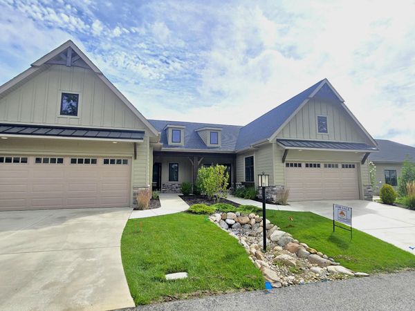 1918 W Woodglen Circle , Valparaiso, IN 46383