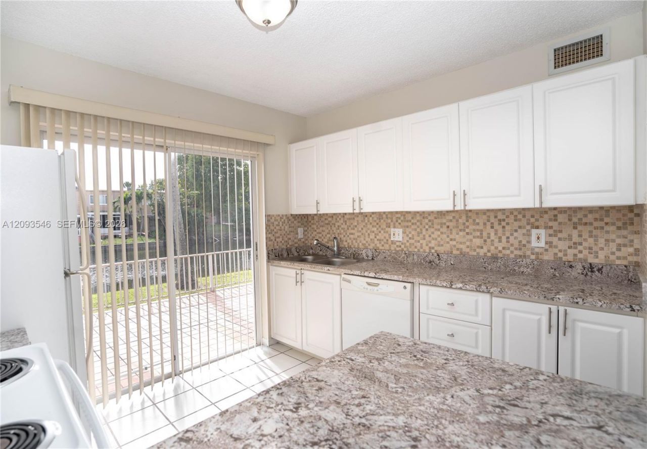 7090 NW 173rd Dr, Unit 203, Hialeah, FL 33015 Photo