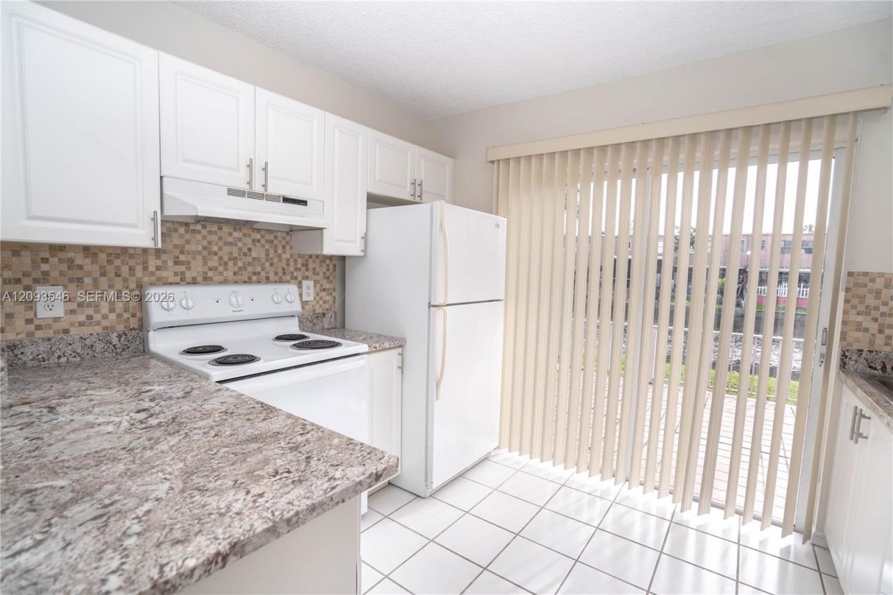 7090 NW 173rd Dr, Unit 203, Hialeah, FL 33015 Photo