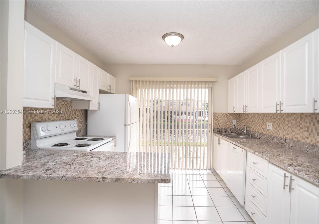 7090 NW 173rd Dr, Unit 203, Hialeah, FL 33015 Photo