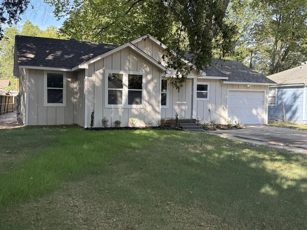 211 S Center Drive, West Memphis, AR 72301