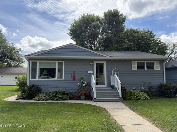 1119 SUNSET DR, Grand Forks, ND 58201