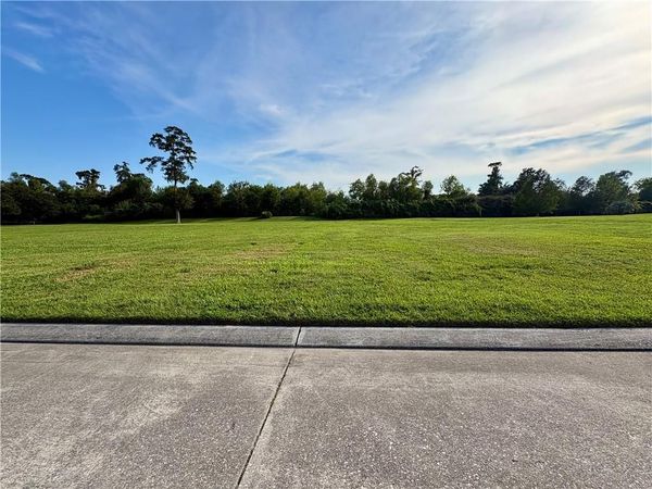 8 ISLAND CLUB Court, New Orleans, LA 70131