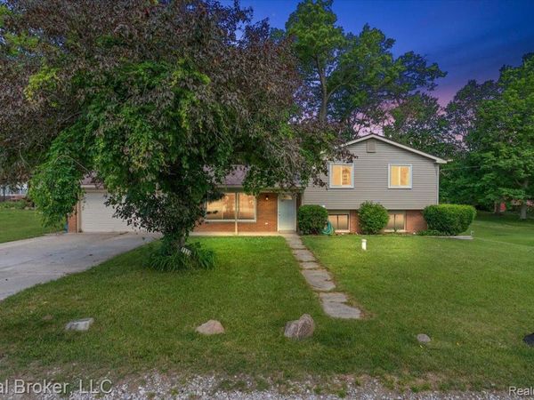 8320 Hillpoint Drive , Hamburg Township, Mi 48116