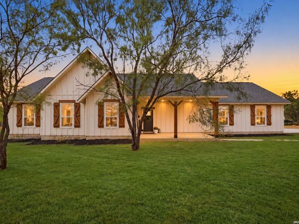 351 Private Road 6623, Devine, TX 78016