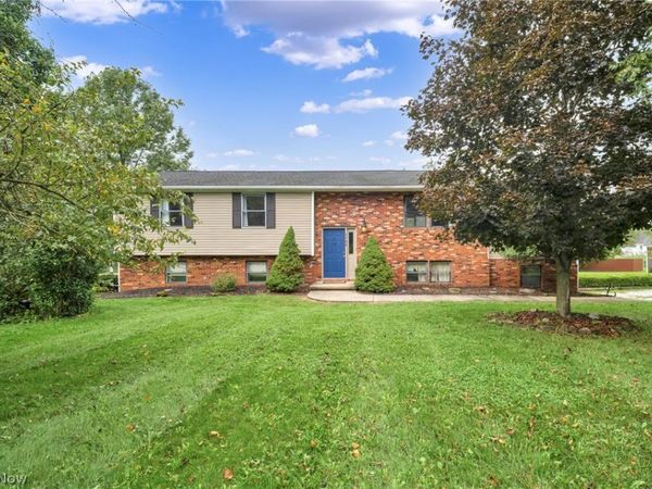 2190 Waterbury Drive , Uniontown, OH 44685