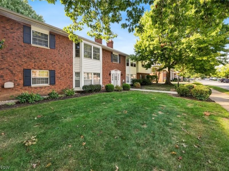 2876 Pease Drive, Unit 206B, Rocky River, OH 44116 Photo 3