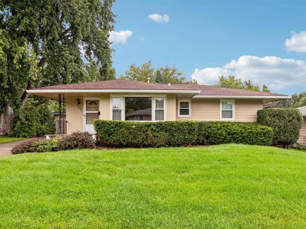 3423 Brinkwood Road, Des Moines, IA 50310