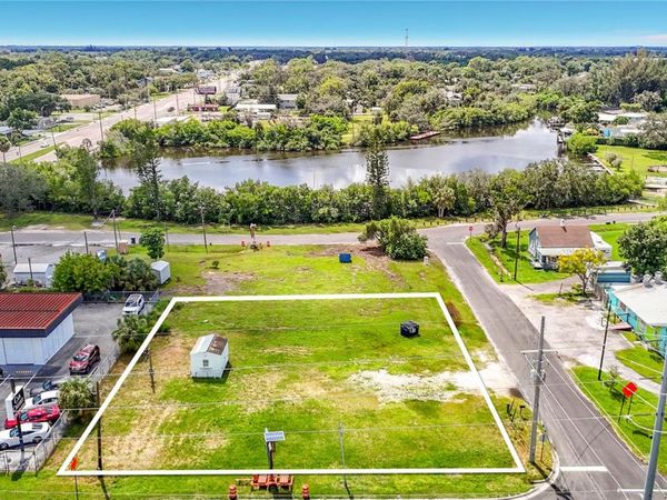 203 1ST STREET NW, RUSKIN, FL 33570