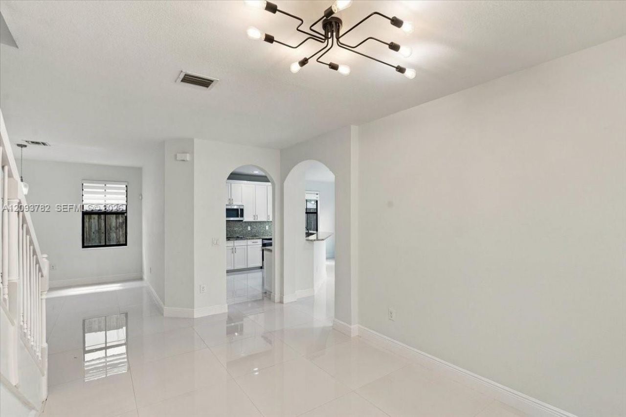 8770 NW 99th Path, Doral, FL 33178 Photo