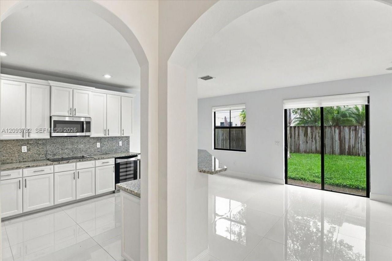 8770 NW 99th Path, Doral, FL 33178 Photo