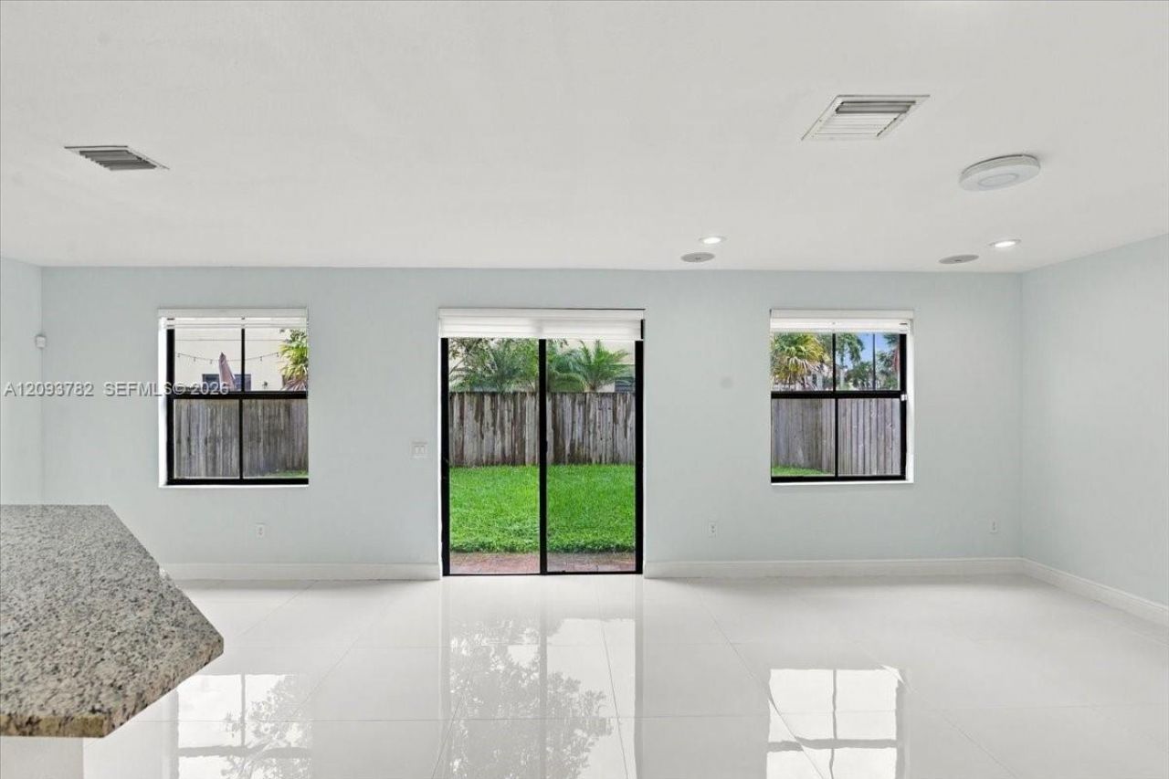 8770 NW 99th Path, Doral, FL 33178 Photo
